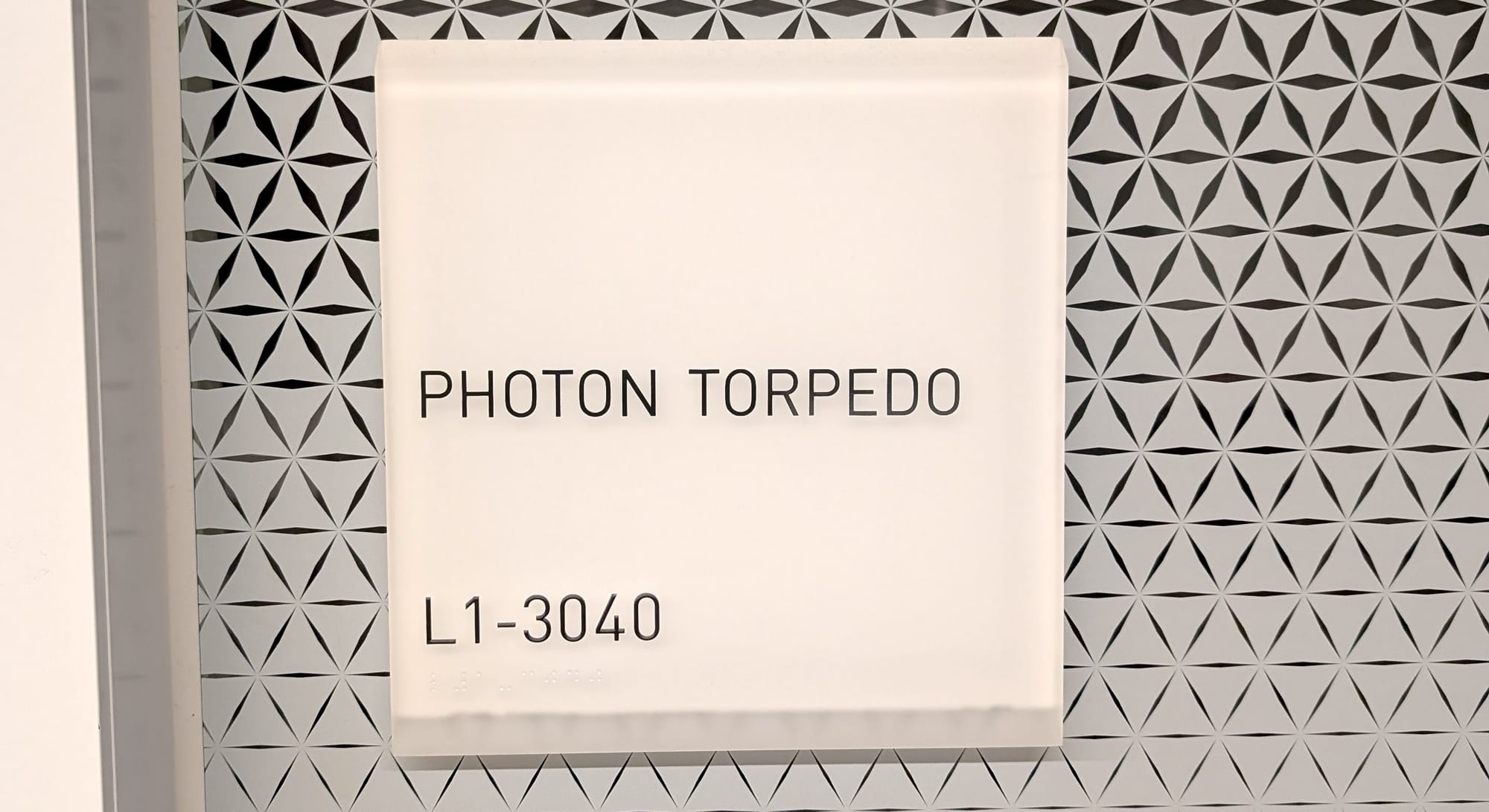 Conference room nameplate reading "Photo Torpedo"